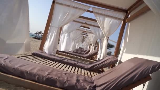 豪华的休息厅 有阳光椅和沙滩上的白色窗帘 放松和度假的概念 优质Fullhd影片 — 图库视频影像