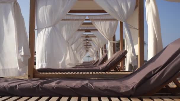 Luxus Lounge Mit Liegestuhl Und Weißen Vorhängen Strand Resort Entspannung — Stockvideo