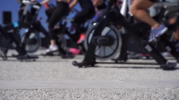 Gros Plan Groupe Personnes Faisant Vélo Sur Machine Plein Air — Video