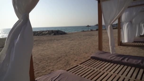 Luxusní Salonek Lehátky Bílými Závěsy Pláži Koncept Dovolené Relaxace Vysoce — Stock video