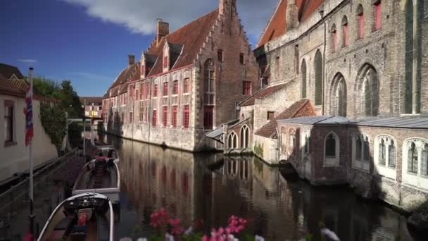 Brugge Historische Stad Met Oude Gebouwen Waterkanaal Reizen Vakantie Concept — Stockvideo