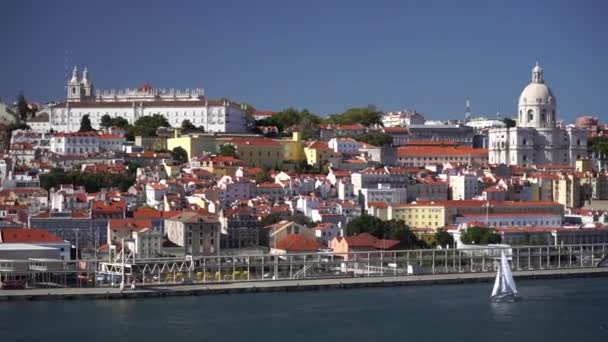Żaglówka Rzece Lisboa Tagus Nabrzeże Krajobraz Miejski Wakacje Wypoczynek Koncepcja — Wideo stockowe