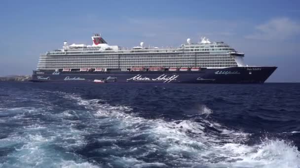 Het Tui Cruiseschip Mein Schiff Anker Bij Het Eiland Mykonos — Stockvideo