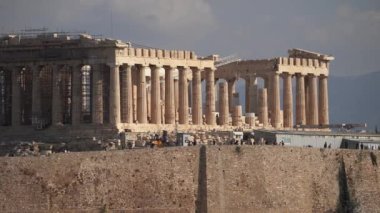 27 Ekim 2022. Atina Akropolü, Yunanistan. Parthenon Tapınağı 'nda bir sürü turist var..