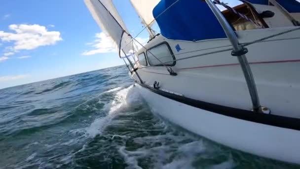 Barca Vela Con Vele Aperte Onde Taglio Mare Rallentatore Concetto — Video Stock