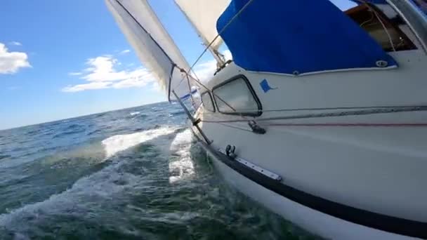 Zeilboot Met Open Zeilen Die Golven Zee Zaaien Reisconcept Avontuur — Stockvideo