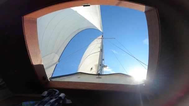 Open Zeilen Van Zeilboot Blauwe Lucht Uitzicht Vanaf Het Open — Stockvideo