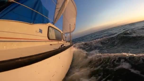 Вітрильник Під Час Заходу Сонця Відкритому Морі Концепція Подорожей Пригод — стокове відео