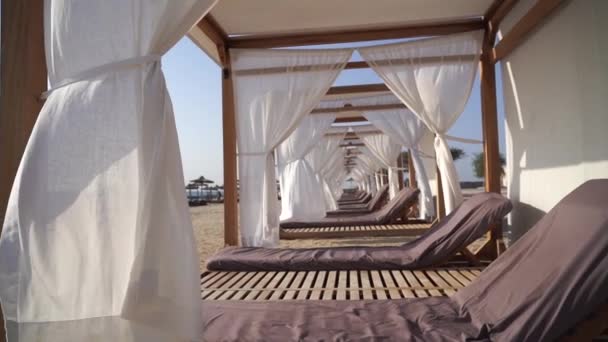 豪华的休息厅 有阳光椅和沙滩上的白色窗帘 休假和旅行的概念 优质Fullhd影片 — 图库视频影像