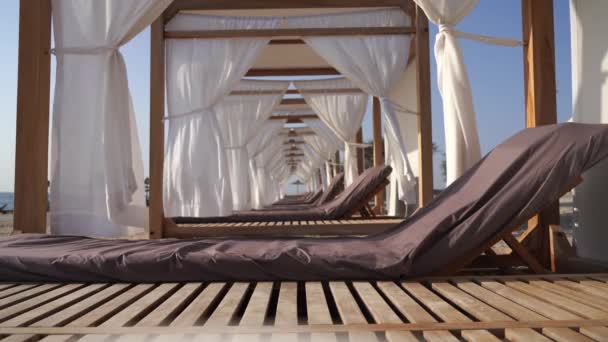 Luxe Lounge Met Ligstoel Witte Gordijnen Aan Het Strand Vakantie — Stockvideo