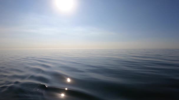 日の出の間にゆっくりとした動きで光の波と開放的な海の水の穏やかな自然背景 高品質4K映像 — ストック動画