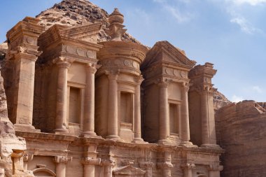 Petra Jordan 'daki manastır tapınağı. Seyahat, tatil ve turizm konsepti.