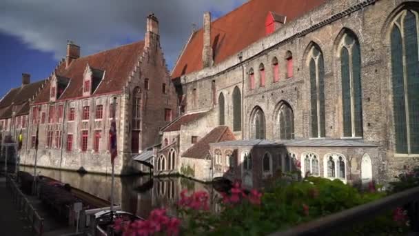 Brugge Historische Stad Met Oude Gebouwen Waterkanaal Reizen Vakantie Concept — Stockvideo