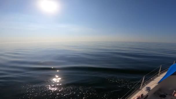 日の出の間にゆっくりとした動きで光の波と開放的な海の水の穏やかな自然背景 — ストック動画