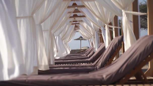 Salão Luxo Com Cadeira Sol Cortinas Brancas Praia Conceito Férias — Vídeo de Stock