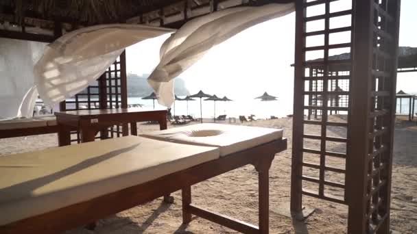 平房海滨的温泉按摩室 美容美发 度假和放松的概念 — 图库视频影像