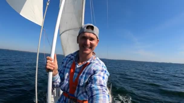 若い水夫だけが外洋の帆船から自撮りを記録している 冒険の概念 — ストック動画