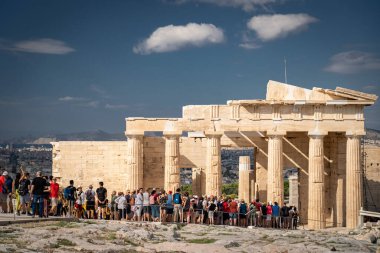 Atina Akropolü, Yunanistan. Parthenon Tapınağı 'nda bir sürü turist var..