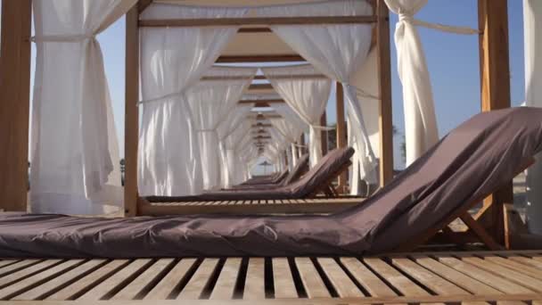 Salão Luxo Com Cadeira Sol Cortinas Brancas Praia Resort Relaxamento — Vídeo de Stock