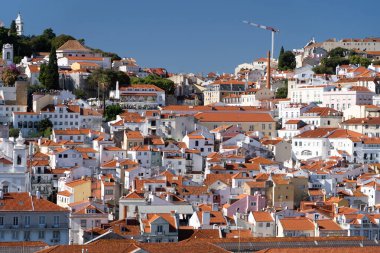 Lizbon, Portekiz 'in Tagus Nehri' ndeki turuncu çatıların silueti. Yüksek kalite fotoğraf