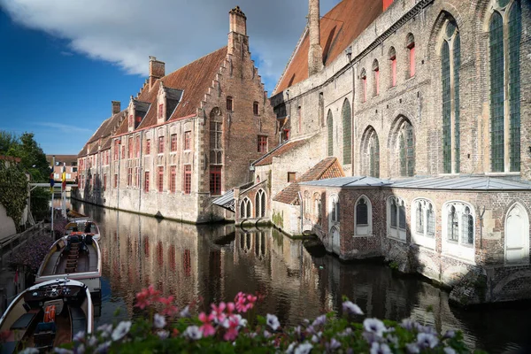Brugge Ιστορική Πόλη Παλιά Κτίρια Και Κανάλι Νερού Ταξίδι Έννοια Εικόνα Αρχείου