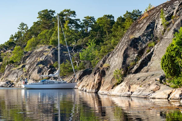 Barca Ancorată Lângă Insula Stâncoasă Îndepărtată Din Arhipelagul Stockholm Suedia Fotografie de stoc