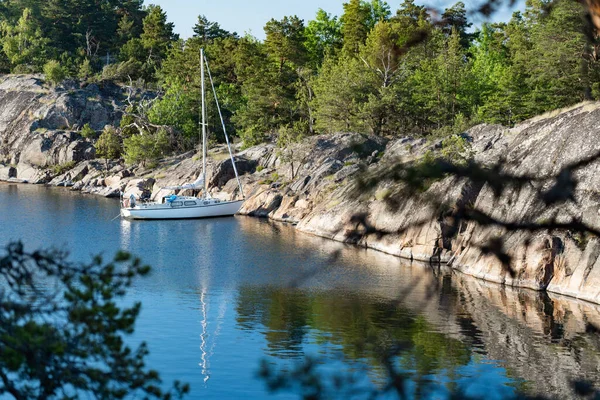 Veleiro Ancorado Perto Remota Ilha Rochosa Arquipélago Estocolmo Suécia Imagem De Stock