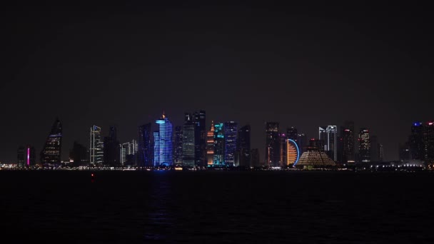 夜の首都湾の反対側から見た夜のドーハの活気あるスカイライン — ストック動画
