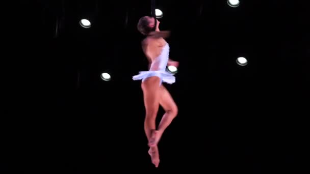 Artista Circo Femminile Cinghie Aeree Sfondo Nero Che Esegue Trucco — Video Stock