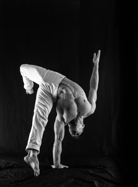 马戏团艺术家一方面保持着平衡 另一方面又保持着黑色背景的隔离 手倒立和放屁的概念 — 图库照片
