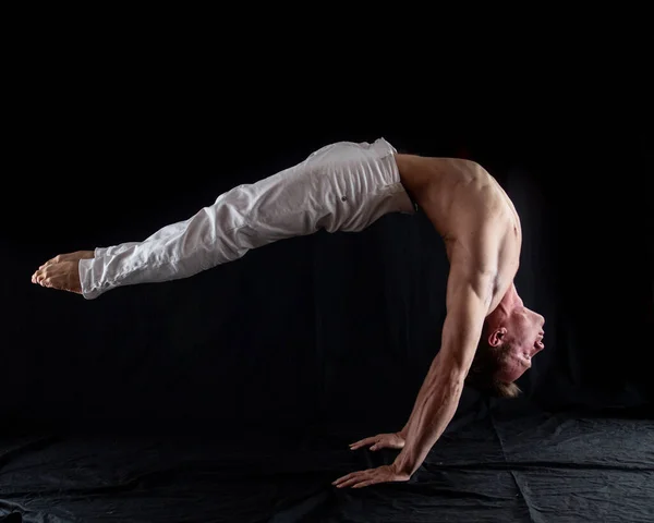柔韧的马戏团艺人在黑色背景上保持手部的平衡 扭曲和灵活性的概念 — 图库照片