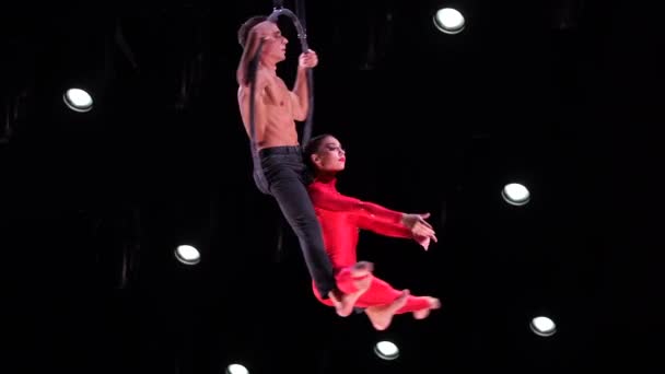 Circus Εναέρια Στεφάνι Duo Μαύρο Φόντο Σκηνή Εκτελεί Τέχνασμα Πολύ — Αρχείο Βίντεο