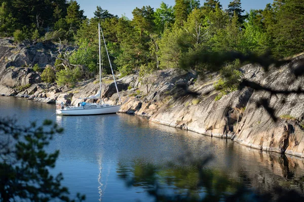 Veleiro Ancorado Perto Remota Ilha Rochosa Arquipélago Estocolmo Conceito Aventura Fotografia De Stock