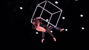 Siyah arka planda hava kübü ikilisi performans sergiliyor. Çiftte romantik ilişki kavramı .