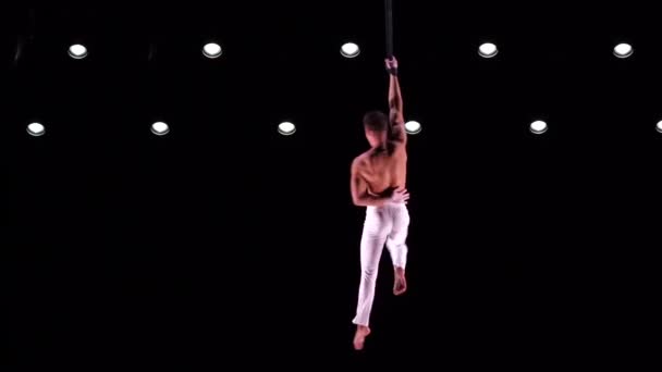 Männlicher Muskulöser Akrobat Mit Antennenriemen Auf Schwarzem Hintergrund Der Einen — Stockvideo