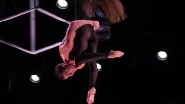 Siyah arka plandaki hava kübü ikilisi riskli bir numara yapıyor. Çift ilişkilerinde güven kavramı.