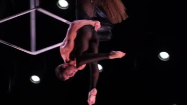 Siyah arka planda hava kübü ikilisi yavaş çekimde performans sergiliyor. Çiftte romantik ilişki kavramı .