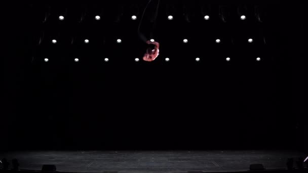 Мужчина Мускулистый Циркач Воздушных Ремнях Черном Фоне Сцене Исполняющий Гимнастический — стоковое видео