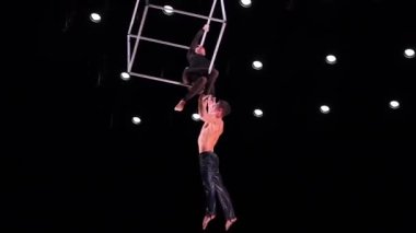 Siyah arka plandaki hava kübü ikilisi riskli bir numara yapıyor. Çift ilişkilerinde güven kavramı.