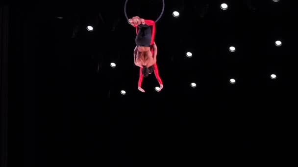 Cirkus Antenn Båge Duo Med Svarta Scenen Bakgrund Utför Trick — Stockvideo