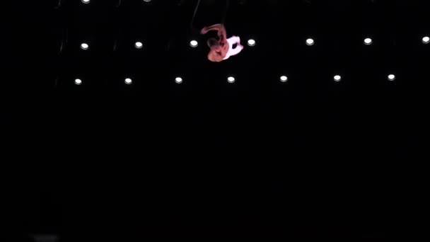 Erkek Kaslı Akrobat Siyah Sahne Arkasında Aerial Kayışlarda Jimnastik Numarası — Stok video
