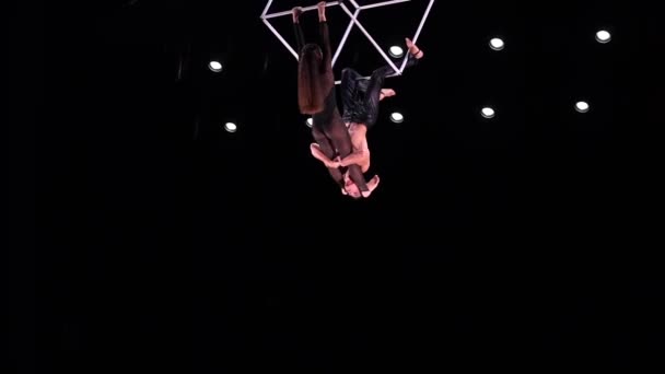 Aerial Cube Duet Czarnym Tle Wykonać Ryzykowną Sztuczkę Pojęcie Zaufania — Wideo stockowe