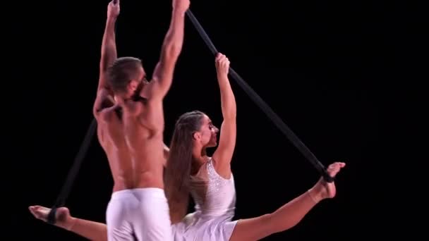 줄타기 의상을 동작으로 공연을 남녀간의 낭만적 관계에 — 비디오
