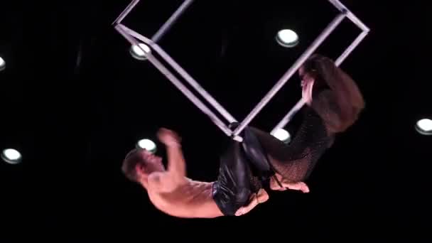 Воздушный Куб Дуэт Черном Фоне Делает Выступление Концепция Романтических Отношений — стоковое видео