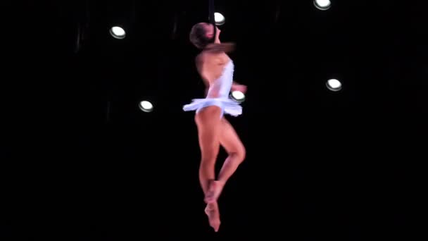 Женщина Цирковая Артистка Воздушных Ремнях Черном Фоне Выполняет Вращающийся Трюк — стоковое видео