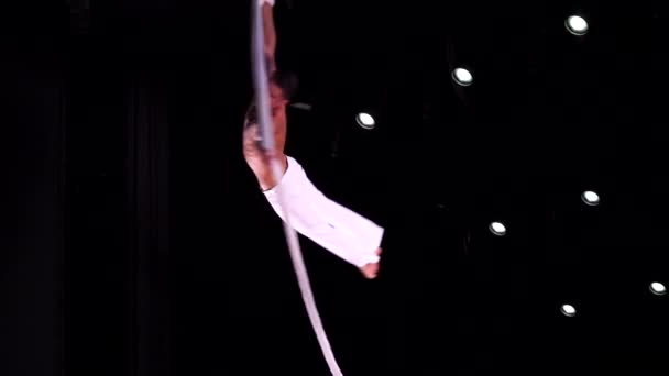 Мужчина Мускулистый Циркач Воздушных Ремнях Черном Фоне Сцене Исполняющий Гимнастический — стоковое видео