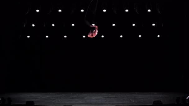 Man Muskulös Cirkus Artist Antenn Remmar Svarta Scenen Bakgrund Utför — Stockvideo