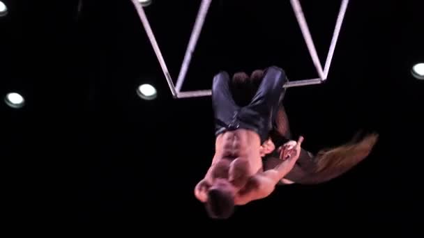 Circus Εναέρια Κύβος Δίδυμο Μαύρο Φόντο Εκτελεί Κόλπα Αργή Κίνηση — Αρχείο Βίντεο