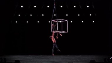 Siyah arka planda hava kübü ikilisi performans sergiliyor. Çiftte romantik ilişki kavramı .