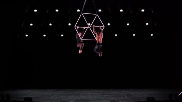 空中立方体二重唱黑色背景表演 夫妻关系的概念 — 图库视频影像